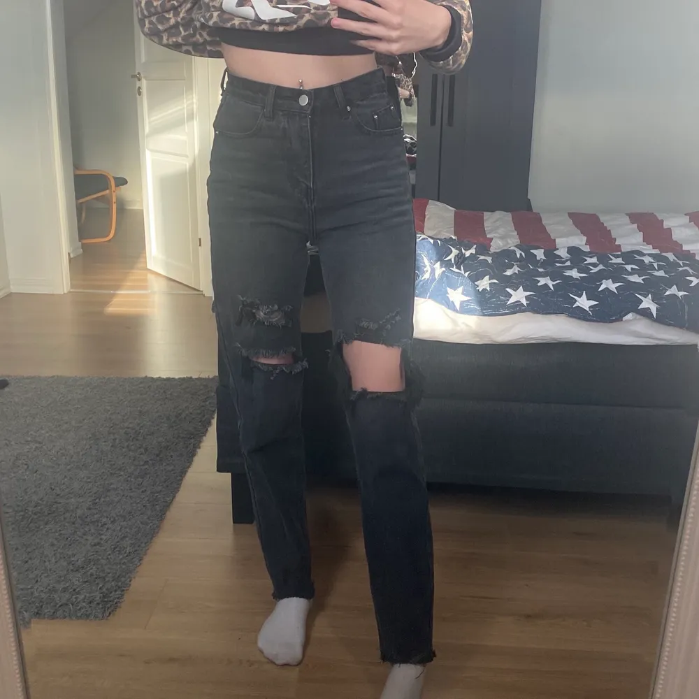 Säljer dessa jeans från shein endast använda 1gång då jag inte tycker jag passar i baggy jeans & jag har inga former så tycker de blir väldigt rakt o platt😂 storlek XS, bud från 100kr. Frakt tillkommer på 66kr!. Jeans & Byxor.