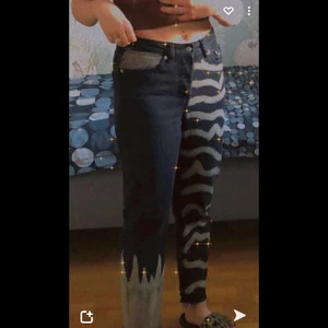 Vanliga svarta jeans strl M - Jag har valt att sälja de här byxorna pga att de har blivit korta på mig (jag är 164cm). De är i strl M och passar mig perfekt. Jag köpte de helt svarta och valt att göra om lite det blev inte så snyggt från nära håll men tvär fina när man inte kollar noggrant💞💞