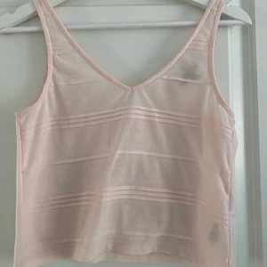 Ljusrosa topp st 34  - Rosa topp från TopShop i stolek 34. Lite mot de genomskinligare hållet. 
