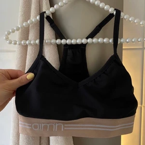 Training set AIM’N  - svarta träningstights + sportbh med champagnefärgade muddar (cool detalj : räfflade knän, se bild 3) 🙌🏼 användt fåtal gånger då setet ej passar min kropp så bra. Priset är inklusive fraktkostnad 🧡xs i bägge delar