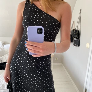 Prickig one-shoulder klänning🦋🦋 - En prickig supersöt klänning 👗 köparen står för frakten ⚡️🦋💘