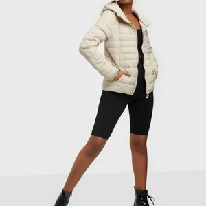 Only dunjacka  - Superfin beige dunjacka från Only köpt från Nelly för bara någon vecka sedan. Säljer på grund av att jag inte hann skicka tillbaka den är bara testad av mig. Jackan är storlek M. Vid fler frågor tveka inte att höra av dig så svarar jag så fort jag kan! Frakt tillkommer :-) köpt för 529:- 