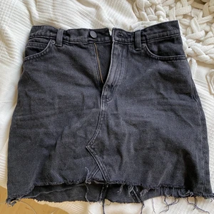 Jeanskjol - Svart jeanskjol från monki!