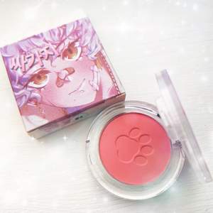 Blushes och ögonfransar i rund box med fina anime inspired tryck på förpackningarna! Finns att se mer på instagram @ssakkaji eller skriv i DM för att köpa 🥰✨ help supporting small businesses 