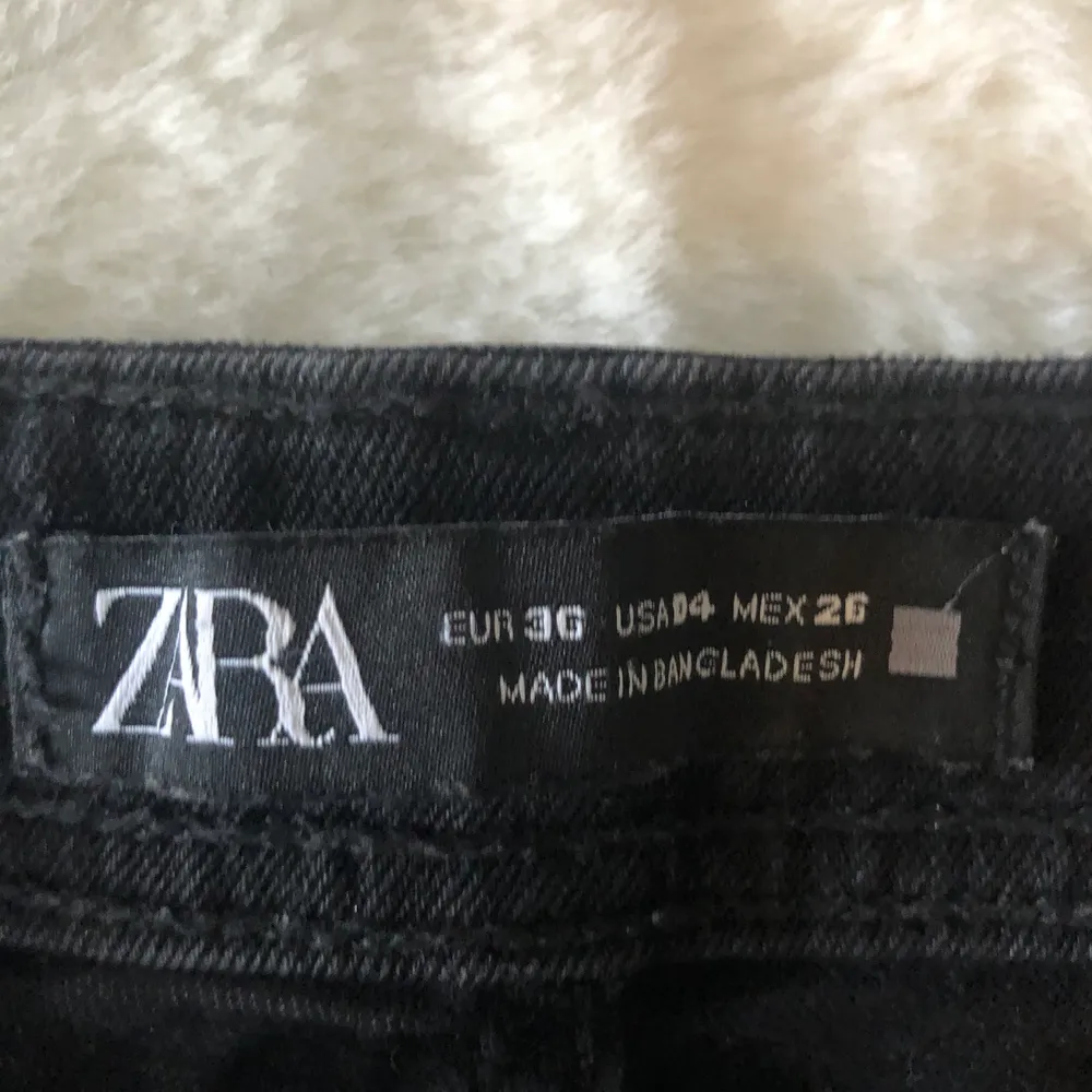 Skitcoola Jeans från Zara med snygg detalj nertill och jeansen går ner till ankeln. Tror de kostade ca 300kr. Jeans & Byxor.