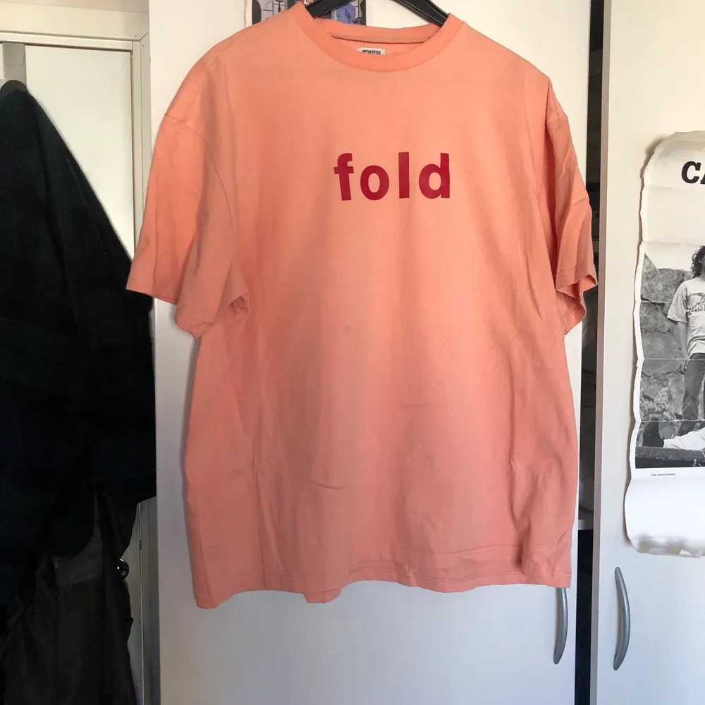 Weekday tröja från tidigare kollektion, påminner om Frank Ocean merch💗 Sitter jättehärligt och högt i kragen. Tröjan har en otroligt liten fläck som förmodligen går bort i tvätten (bild 2). T-shirts.