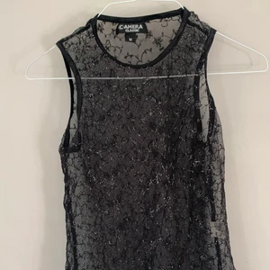 Jääääättteeefint linne - Så jääävla snyggt linne som jag önskar att jag använde oftare! Sitter tajt och genomskinligt med broderade blommor! Så fint nu till sommaren och bikini eller fest!🌹 köpt vintage väldigt strechig 