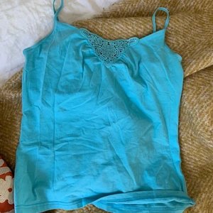 Fint linne - Jättefint turkost linne! Köpt second hand och ej använt många gånger! Jag har st xs-s och den sitter perfekt på mig, men de är storlek m så passar föer! 