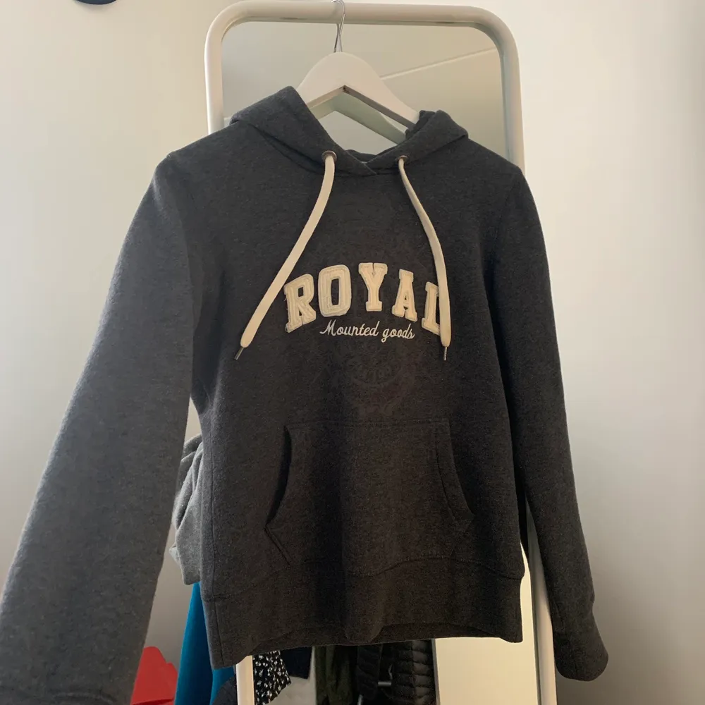 Väldigt skön grå hoodie. Storlek s . Hoodies.