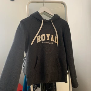 Grå hoodie  - Väldigt skön grå hoodie. Storlek s 