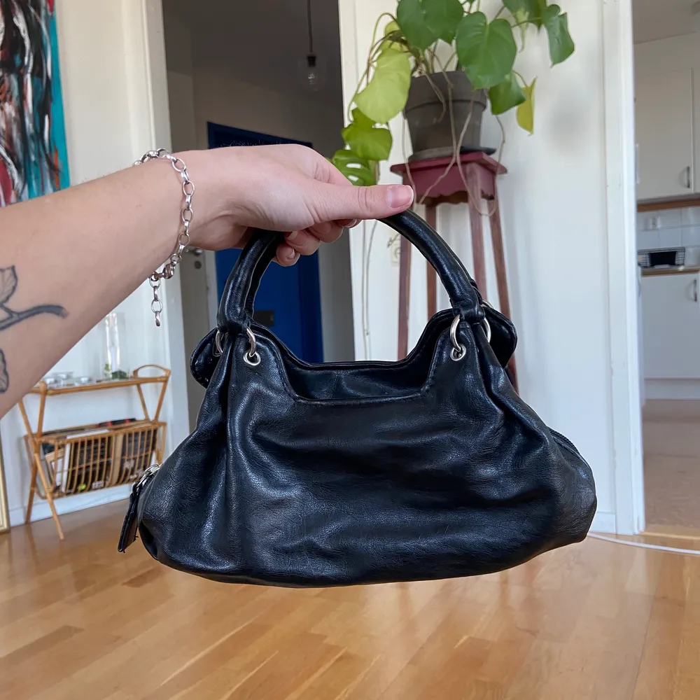 En liten söt svart handväska, priset är ink frakt 🖤. Väskor.