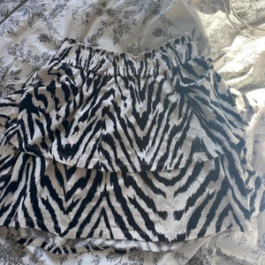 Kjol från Gina tricot - Super söt kjol i storlek S. Sitter jätte fint på och är inte alls kort! Köpte den i början av sommaren men har tyvärr tröttnat på den nu.