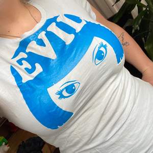 Snygg ljusblå t-shirt från Gina Tricots äldre kollektioner. 