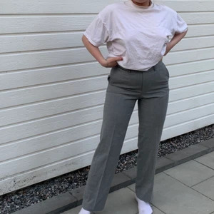 Kostym byxor !  - Gråa stilrena kostymbyxor som formar rumpan snyggt ! Går å matcha till allt !  Kan mötas upp eller frakta ! ❤️
