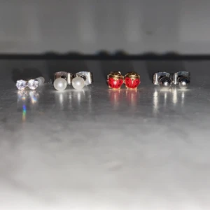 Örhängen - 4 örhängen som jag en använder. Frakten kommer att ingå i priset! Skriv i kommentarsfältet om du är intresserad. 