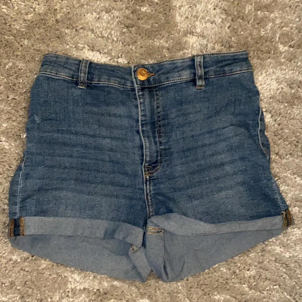 Blåa jeansshorts från H&M. Modellen är 160. . Shorts.