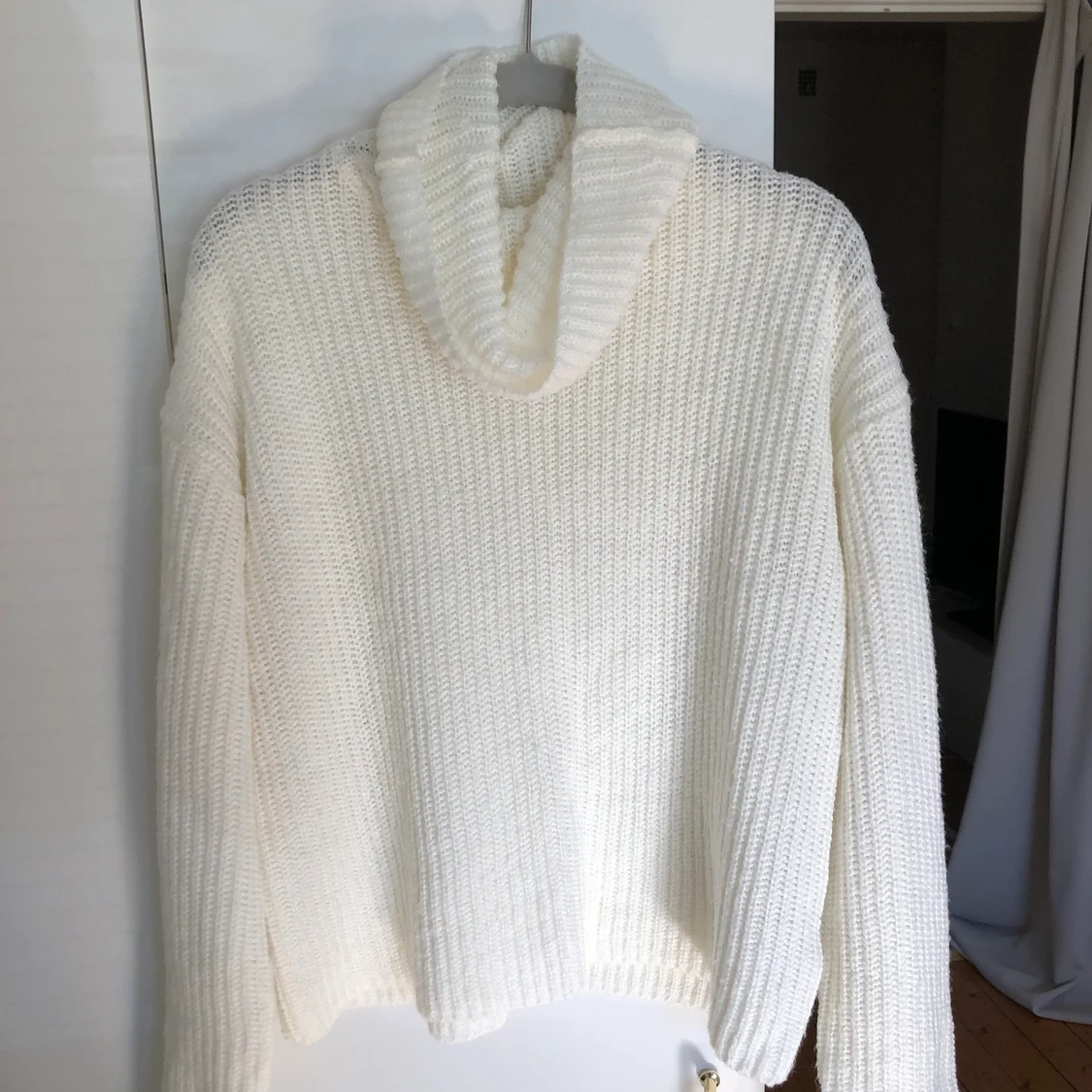 Vit polotröja från NA-KD storlek M