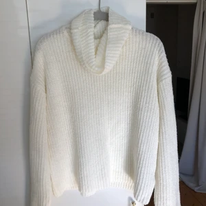 Vit polotröja från NA-KD storlek M - Vit polotröja från NA-KD. Kan mötas i Linköping annars tillkommer frakt ☺️