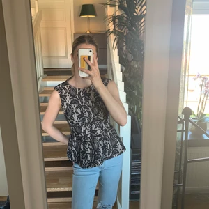 En väldigt fin topp med mönster.  - Finns en dragkedja där bak men går även att ha den som öppen rygg. Storlek S men passar dom med xs oxå. Går med spårbar frakt.