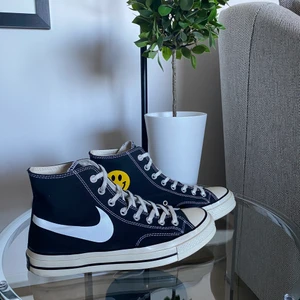 Chinatown market converse ”Nike” - Chinatown market converse SAMPLE riktigt sällsynta! Mycket fint skick i storlek 42.5 kommer utan låda, dessa är även ett sample par (ingen skillnad lite mer sällsynt) har du frågor tveka inte på att skicka ett dm här eller på Instagram @sneakerstash.se 🙌🏼