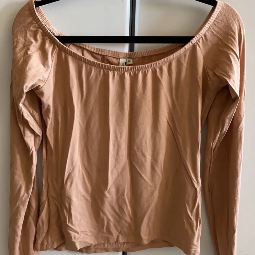 En fin off shoulder tröja i en mörkare beige färg från nelly, väldigt fint skick då den inte använts så många gånger.. Tröjor & Koftor.