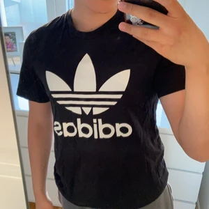 Adidas T-shirt  - Säljer en svart Adidas T-shirt, eftersom att den inte används längre. Passar till egentligen vad som helst och är väldigt casual :)