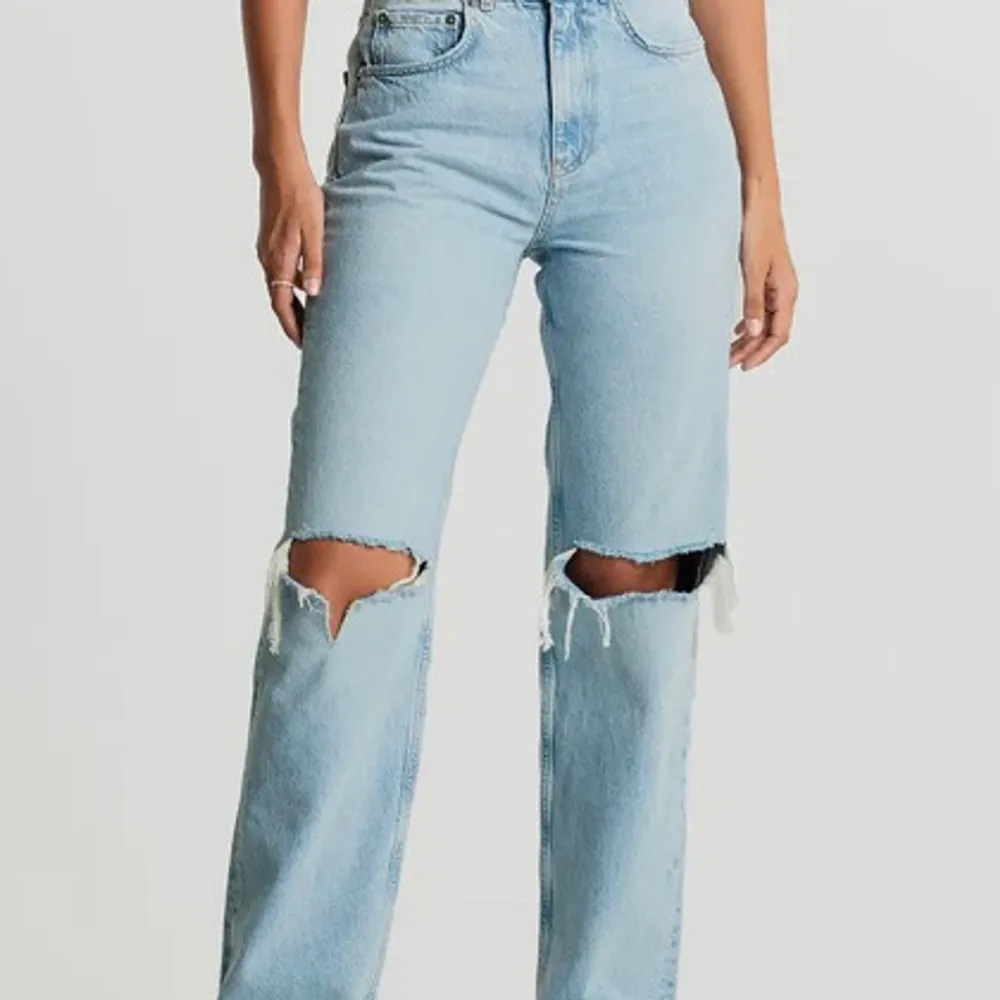 Ett par jeans från Ginatricot som knappt är använda! Sjukt snygga och är som nya. . Jeans & Byxor.
