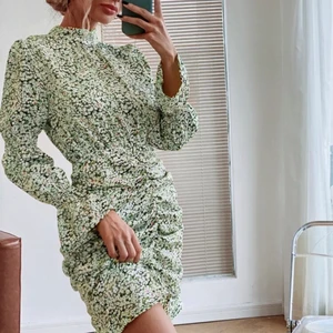 Sommar/skolavslutnings klänning - Skit fin klänning med snygga detaljer, vid rumpa osv✌🏻 Formar kroppen bra, är i storlek L men skulle säga att den passar s/m också💕 aldrig använd