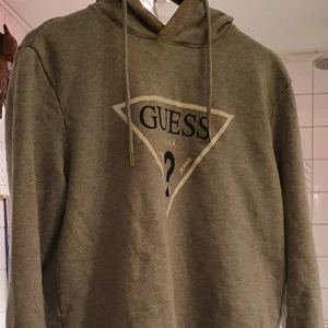 Åkt unisex Guess hoodie tröja  - En åkt vintage Guess tröja. I mycket bra skick och passar från xs_m beror på hur man vill ha på sig. Användade 2 dager.Finns fler bilder och bud I kommenterna. 
