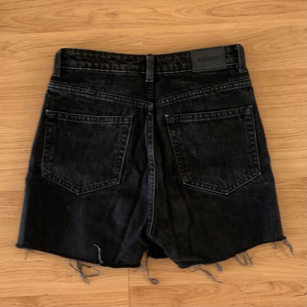 Row jeans som jag klippt till shorts. Strl:25/32! Köparen står för fraktkostnaden😊. Shorts.