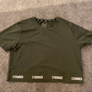 Stronger träningströja S - Grön träningströja från stronger, aldrig använd