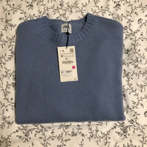 Zara Stickad Tröja - Stickad tröjan från Zara, Storlek M, Ej använd endast testad, Nypris 400kr, Köparen betalar frakt!!