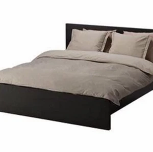 Malm sängstomme 160 cm låg - Malm sängstomme svart från Ikea 160 cm bred. Låg huvudgavel 77 cm. Använd men fräsch. Lite kantstött som bild visar. Gått lätt att fixa med lite svart färg. Snabb affär önskas. 