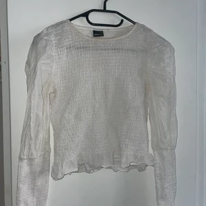 Gina topp - Knappt använd, köpt för 299kr säljer för 150kr. Köparen står för frakten. 🥰