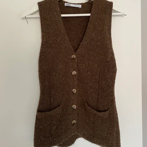 Stickad väst - Stickad väst från Zara använd Max 2 gånger