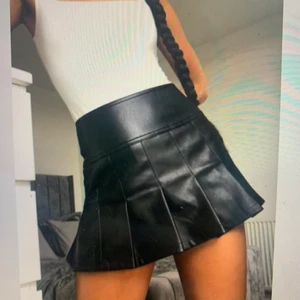 Läderkjol - Denna fejkläder kjol passade tyvärr inte mig och det är därför jag säljer. Den är helt slutsåld på Urbanoutfitters och det här var den enda bilden jag fick fram