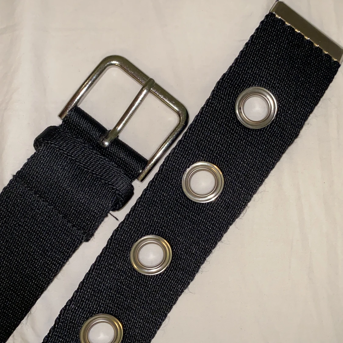 Skärp med håldetaljer - 90