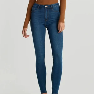 Gina Jeans - Säljer mina jeans då jag inte använt de på länge. De är i bra skick men de har använts en del. De är i ett stretchigt material.  Jag kan mötas upp i Borås annars står köparen för frakten❤️