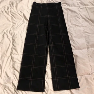 Rutiga byxor från Boohoo - Rutiga byxor från Boohoo i storlek 38