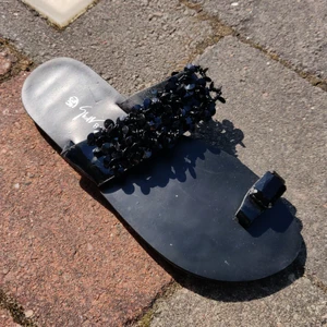 Flipflops - Svarta läder flipflops med fina detaljer