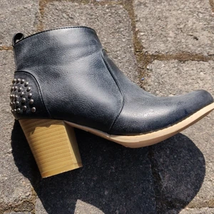 Boots  - Boots i storlek 36 använda 1 gång
