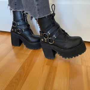 Demonia skor, läder strlk 38 - Skor från demonia med löstagbara spännen. Läder, storlek 38, använda 1 gång. Fint skick. 