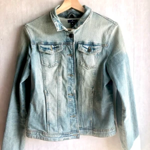 Jeansjacka  - En jättecool och fin jeansjacka i bra skick! Säljer den för att den inte passar mig längre. Det är i M-storlek men passar för S också. Möts upp eller fraktar (exkl). 