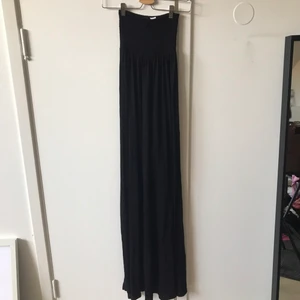 Strandklänning - Lång strandklänning med mjukt svalkade tyg. Sitter åt runt bröstet som ni kan se på bilden sedan faller tyget.