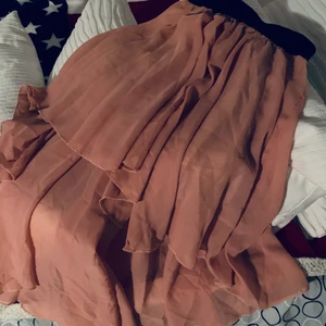 Vacker rosa kjol i chiffong.  - Knappt använd ljusrosa kjol i chiffong. Kortare framtill och med innerkjol. Säljes då den tyvärr är för liten för mig. Storlek xs skulle jag säga men köpt i Italien secondhand, finns inget märke eller storleksmarkering. Inte alls använd så väldigt gott skick! 🌸
