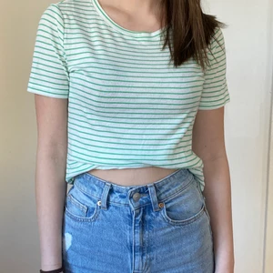 Randig t-shirt från monki - Enkel vit grön randig t-shirt.💚Varsamt andvänd. Sitter som en S och väldigt fin🌸 Buda i kommentarerna från 30kr. Köparen står för frakt. 