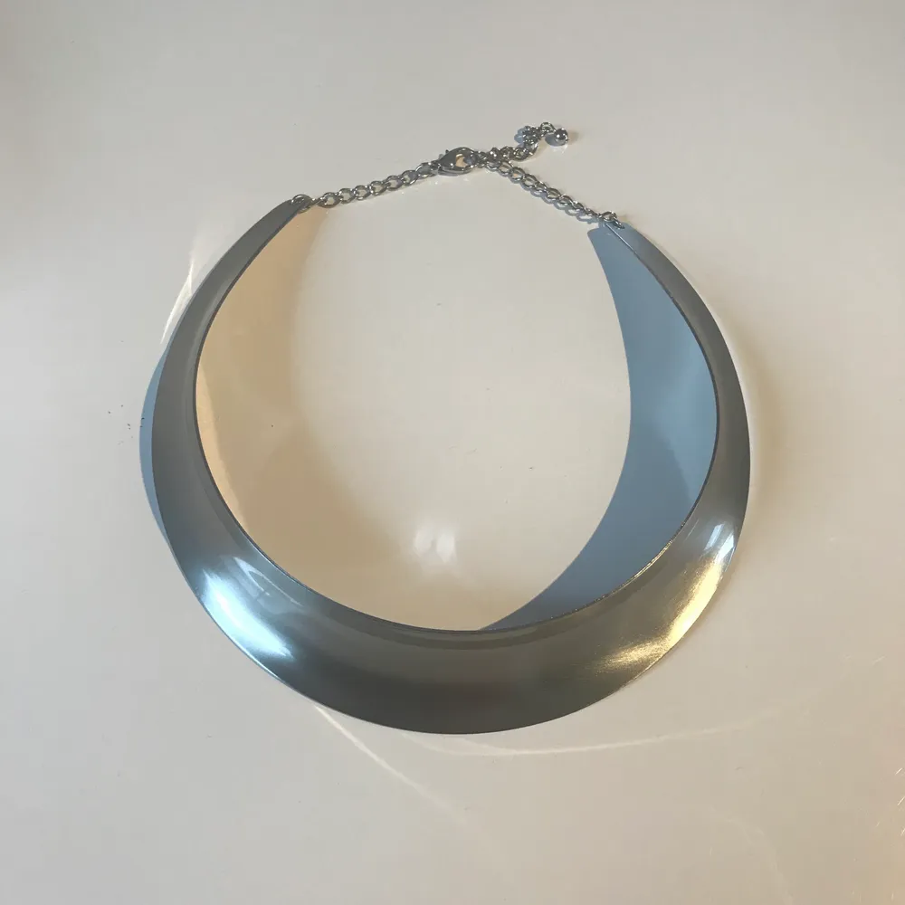 Helt oanvänt ”silver” halsband. Tredje bilden visar hur halsbandet ser ut underifrån 📿. Accessoarer.
