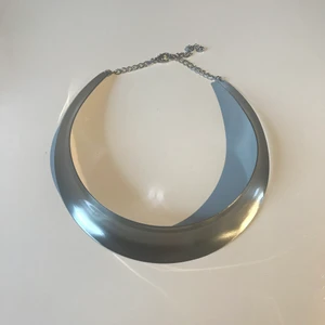 Oanvänt halsband  - Helt oanvänt ”silver” halsband. Tredje bilden visar hur halsbandet ser ut underifrån 📿