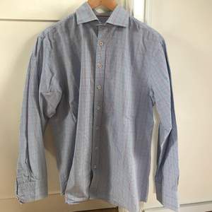 Blå skjorta med vita och röda detaljer🥤 Skjortan är från märket The shirt factory i strl 41  59kr exklusive frakt 🚚   #skjorta