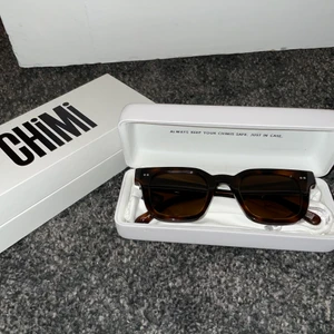 Chimi eyewear  - Supersnygga solglasögon från Chimi, bra skick! Modellen är 004 i färgen tortoise.    Nypris: 1100kr.   Allt på bilden medföljer